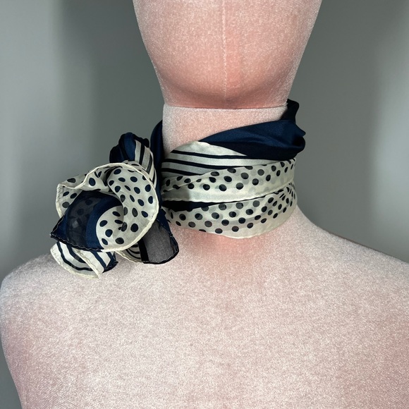 GUC Echo Shadow Striped Scarf - Picture 6 of 9